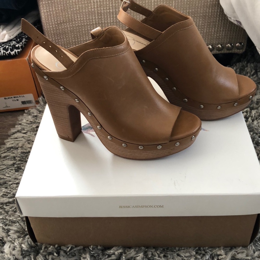Jessica Simpson, Dakota Tan wedge